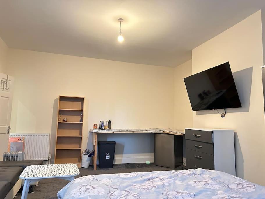 Ensuite Room With Private Bathroom At Walsall Exterior foto