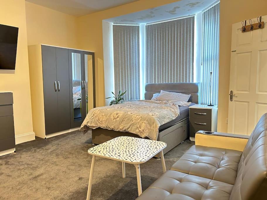 Ensuite Room With Private Bathroom At Walsall Exterior foto